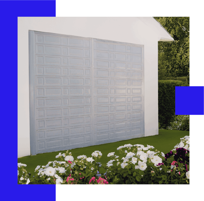 Portón moderno fabricado con duela de acero Lamitec